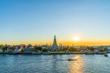 Fototapeta na wymiar in Bangkok with Wat Arun temple and Chao Phraya River at sky sunset time, Wat Arun are travel destination of Bangkok, Thailand.