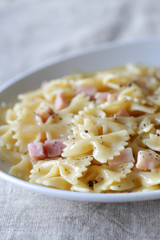 ショートパスタのファルファーレのカルボナーラソース