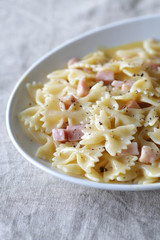 ショートパスタのファルファーレのカルボナーラソース