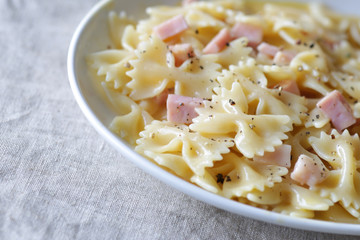 ショートパスタのファルファーレのカルボナーラソース