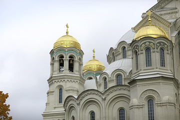 Fototapeta premium sea cathedral in Kronstadt / landscape overlooking the big cathedral in Petersburg, Kronstadt view