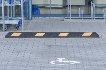 eine schwarz gelbe Absperrung vor einem Supermarkt