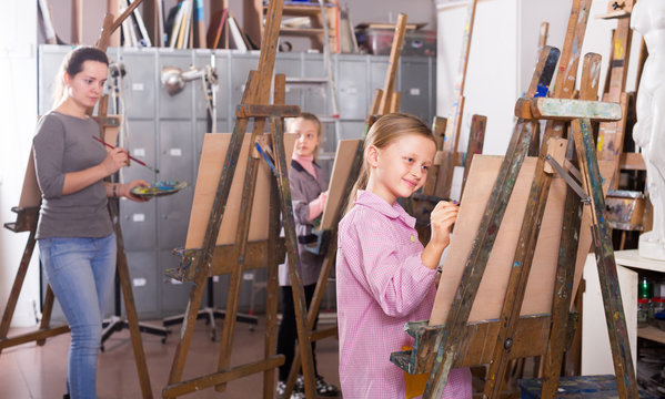 Girls with  teacher  to draw