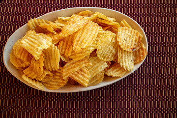 A mountain of potato chips お皿に山盛りポテトチップス