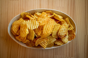 A mountain of potato chips お皿に山盛りポテトチップス