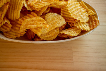 A mountain of potato chips お皿に山盛りポテトチップス