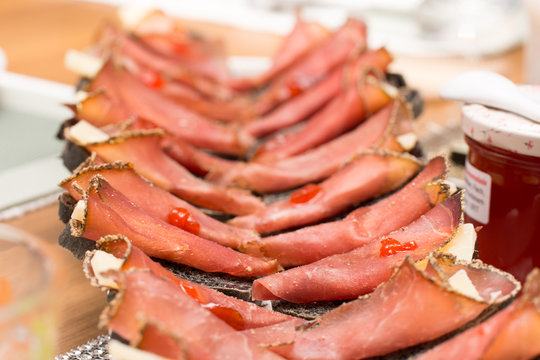 mit Speck umwickelter K&auml;se auf Sepia Brot