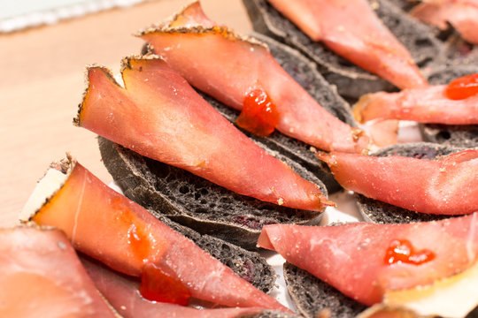 mit Speck umwickelter K&auml;se auf Sepia Brot