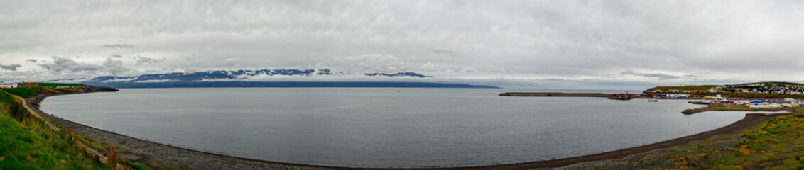 Panorama der Bucht vor Akureyri, der wichtigsten Stadt im Norden von Island, mit schneebedeckten Bergen im Hintergrund