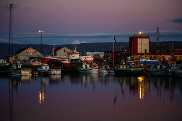 Fototapeta na wymiar Der Hafen von Patreksfjördur in den Westfjorden von Island im fahlen Abendlicht nach Sonnenuntergang