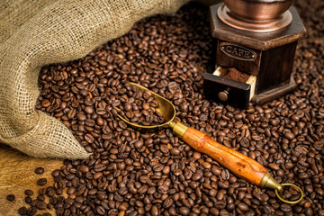 edle Kaffeeschaufel mit Bohnen