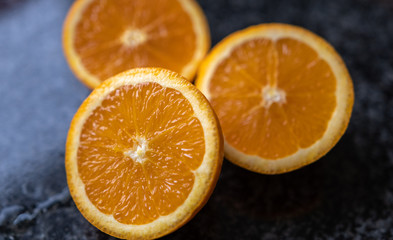 Drei halbe Orangen auf dunklem hintergrund