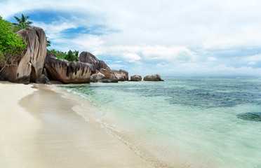 Mooie tropische kust in de Indische Oceaan. Beroemd als een van de meest gefotografeerde stranden ter wereld Anse Source d& 39 Argent, Seychellen