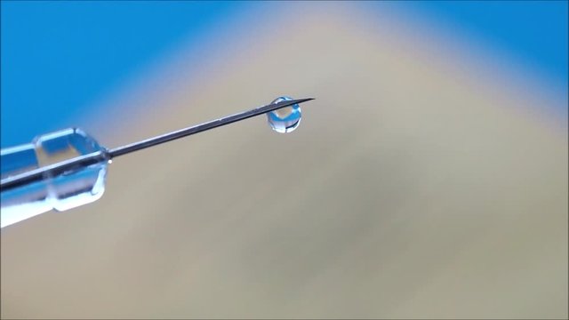 Spritze mit Tropfen