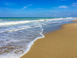 Sommerlicher leerer Sandstrand an der Küste von Sizilien