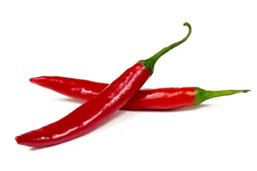 Fotobehang Verse rode hete chili peper geïsoleerd op een witte achtergrond. © KatMoy