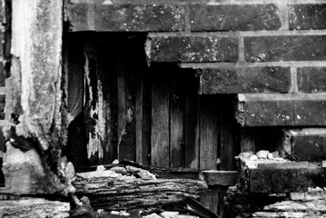 Verfallenes Bauernaus, Loch in der Wand, Mauerwerk, monochrom