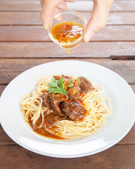 Spaghetti with beef stew and spicy sauce