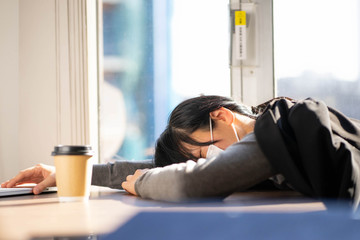 風邪気味の女性　
A woman with a cold