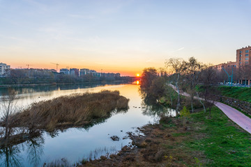 Rising sun on the bank of the Ebro river in Zaragoza..Sol naciente en la ribera del rio Ebro en...