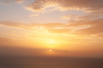 Amanecer sobre el océano Atlántico, en la isla canaria de La Palma