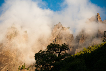Nubes al amanecer sobre los picos del Parque Nacional de la Caldera de Taburiente, en las Islas Canarias