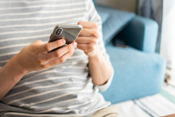 スマートフォンで動画を視聴する男性