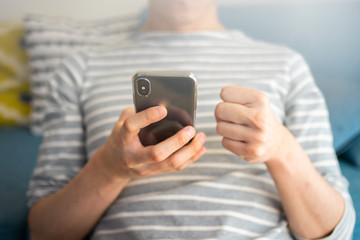 スマートフォンで動画を視聴する男性