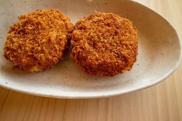 陶器の白いお皿の上のメンチカツ二つ Two ground meat cutlets #3