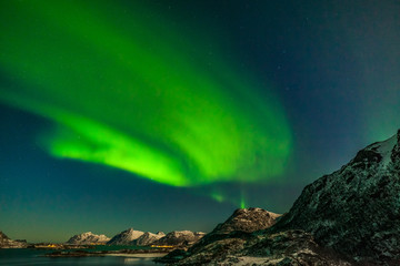 Fototapeta na wymiar A wonderful night with Kp 5 northern lights flying over the mountains