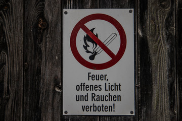 Schild Feuer, offenes Licht und Rauchen verboten auf Holz Untergrund