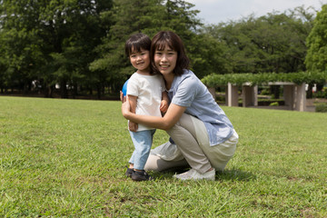 Fototapeta premium 公園で遊ぶ無邪気で元気な男の子