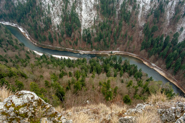 Kadr pokazujący Dunajec widziany z pienińskiego szczytu Sokolica