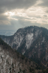 Widoki z pienińskiego szczytu Sokolica w pochmurny zimowy dzień - obrazy, fototapety, plakaty
