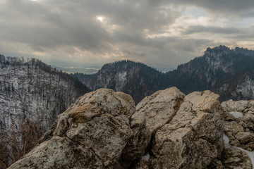 Fototapeta Widoki z pienińskiego szczytu Sokolica w pochmurny dzień obraz