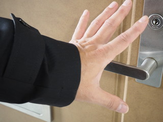 感染リスクを避けるため直接ドアノブには触らない人