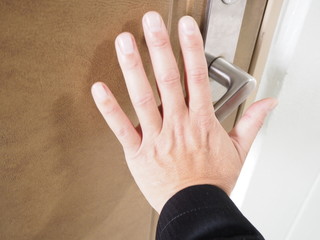 感染リスクを避けるため直接ドアノブには触らない人