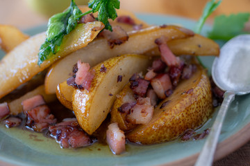 karamellisierte Birnen mit Speck
