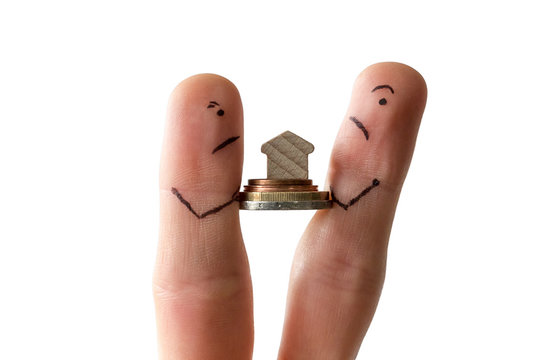 Zwei Fingerm&auml;nnchen streiten sich um Geld und Haus als Symbol f&uuml;r Scheidung