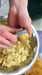 Kartoffeln schälen