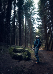 Person beim Aufblicken Wandern im Wald 
