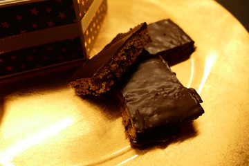 Schokoladen-Brownies auf einem goldenen Teller