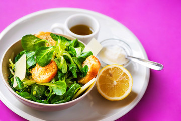 Green leaf salad with rosted bred circles, lemon,oil and yogurt.