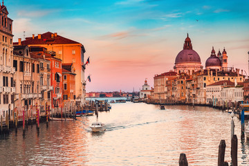 Le gondolier transporte des touristes sur le grand canal de coucher du soleil de gondole de Venise, Italie