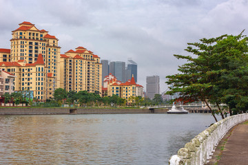 Fototapeta na wymiar embankment in Singapore along the river channel on the background of the city landscape