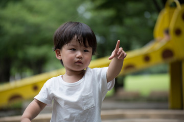 公園で遊ぶ無邪気で元気な男の子