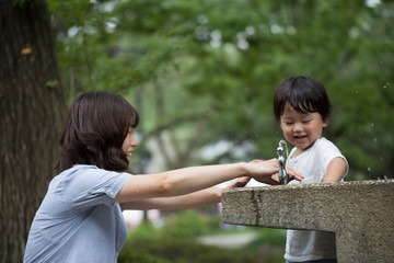 公園で遊ぶ無邪気で元気な男の子