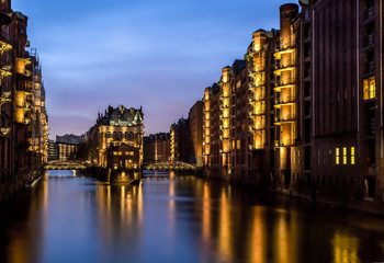 Hamburg Speicherstadt bei Nacht Blick auf Feetschlösschen in der Hafencity