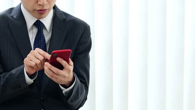 スマホを使うビジネスマン