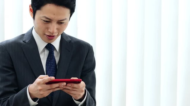 スマホを使うビジネスマン